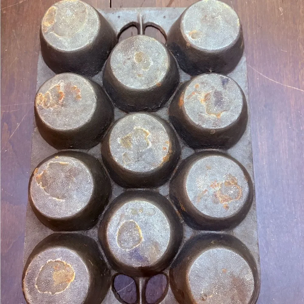 Vintage Cast Iron Pop Over Muffin Pan - 11 Cup